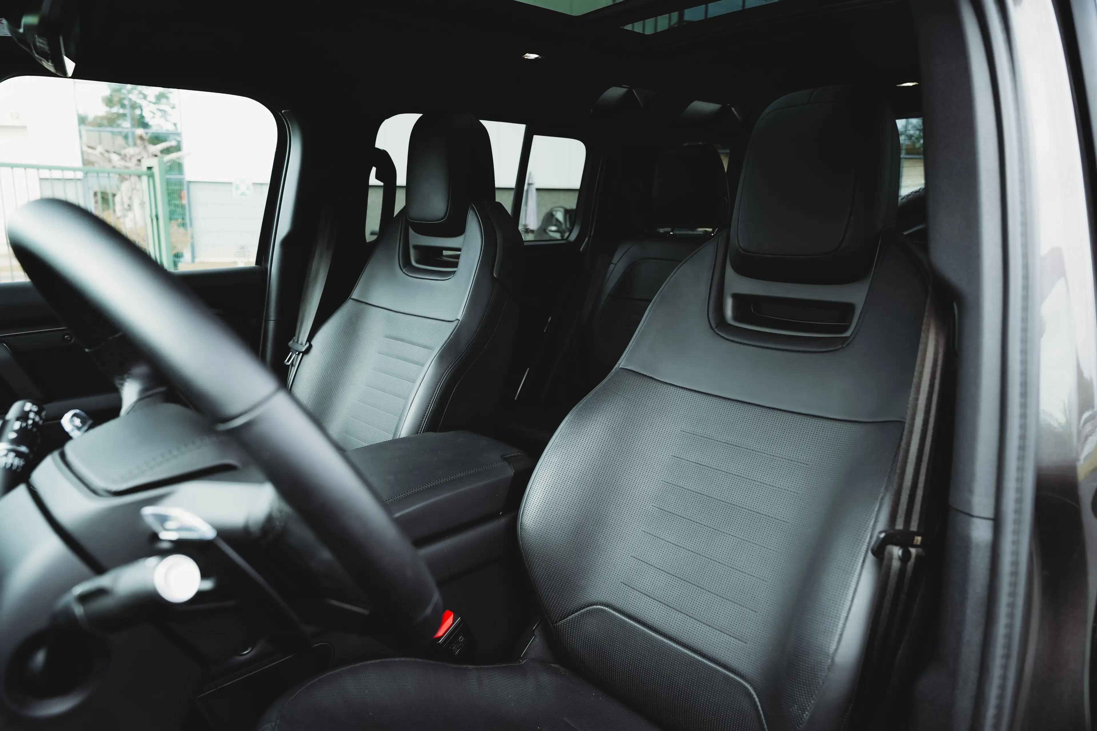Land Rover Defender OCTA 110 4.4 V8 P635/Mat PPF/Trekhaak/ACC/Pano/Charente grey/ — photo 12