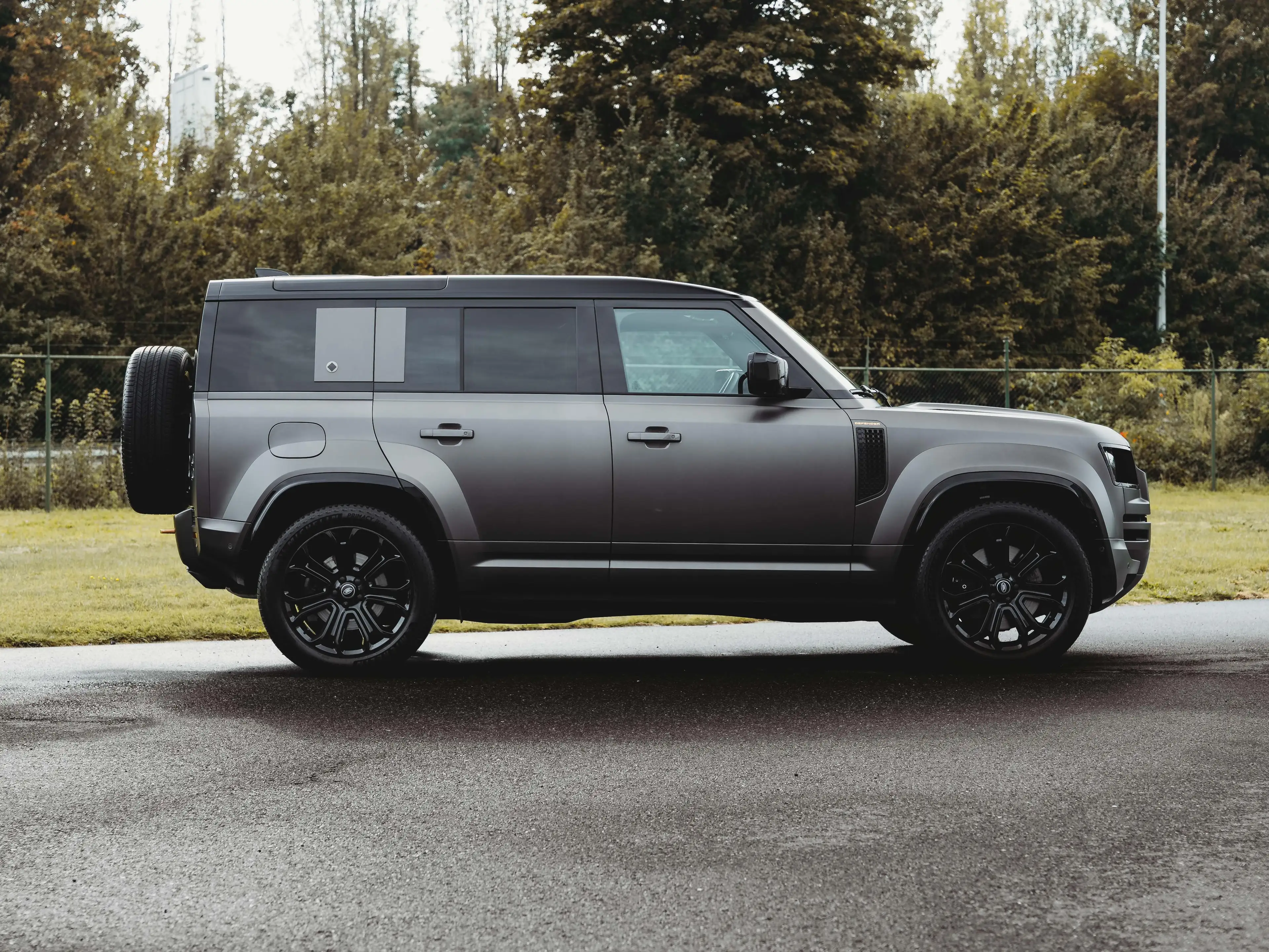 Land Rover Defender OCTA 110 4.4 V8 P635/Mat PPF/Trekhaak/ACC/Pano/Charente grey/ — photo 4