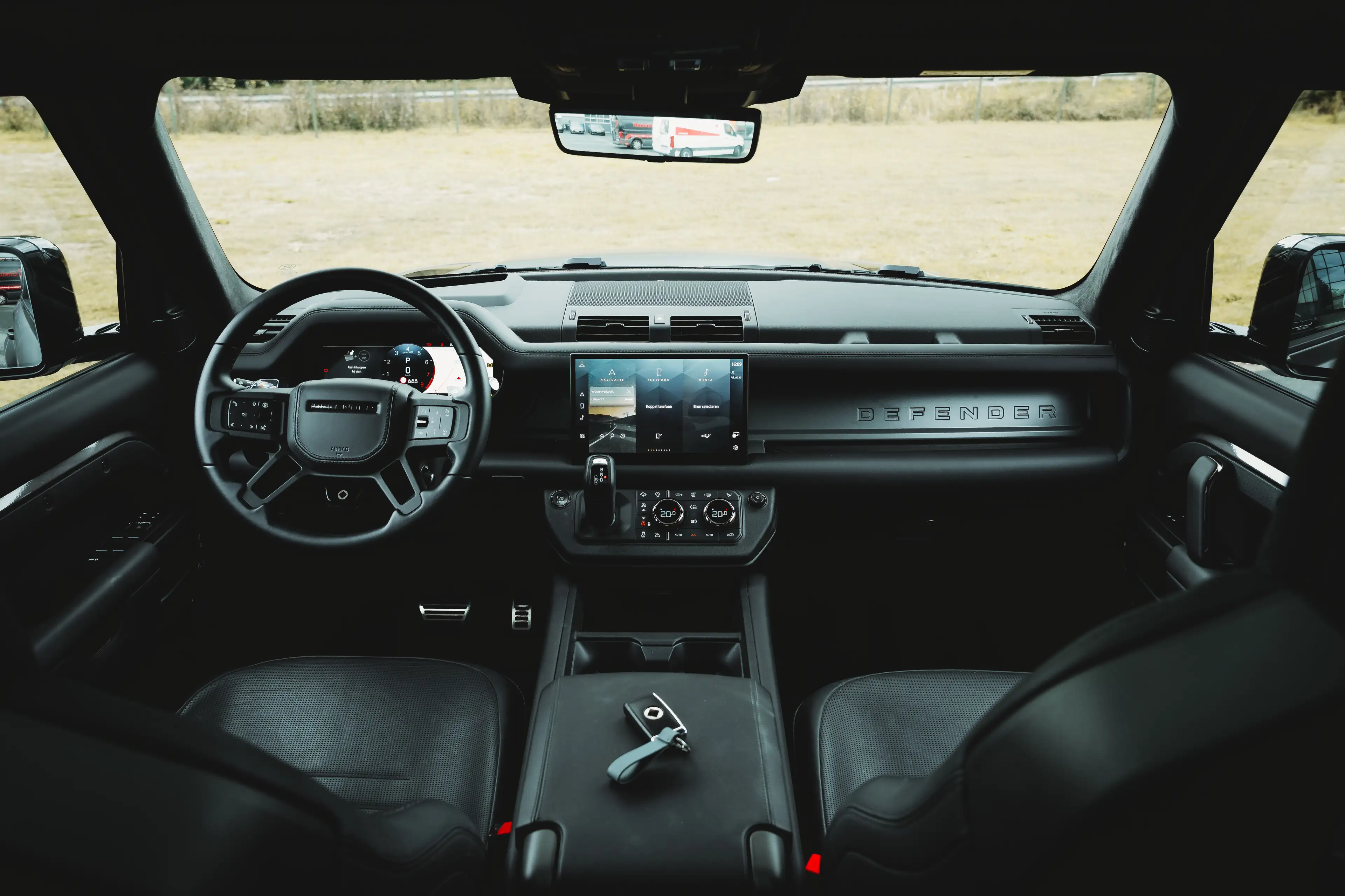 Land Rover Defender OCTA 110 4.4 V8 P635/Mat PPF/Trekhaak/ACC/Pano/Charente grey/ — photo 15