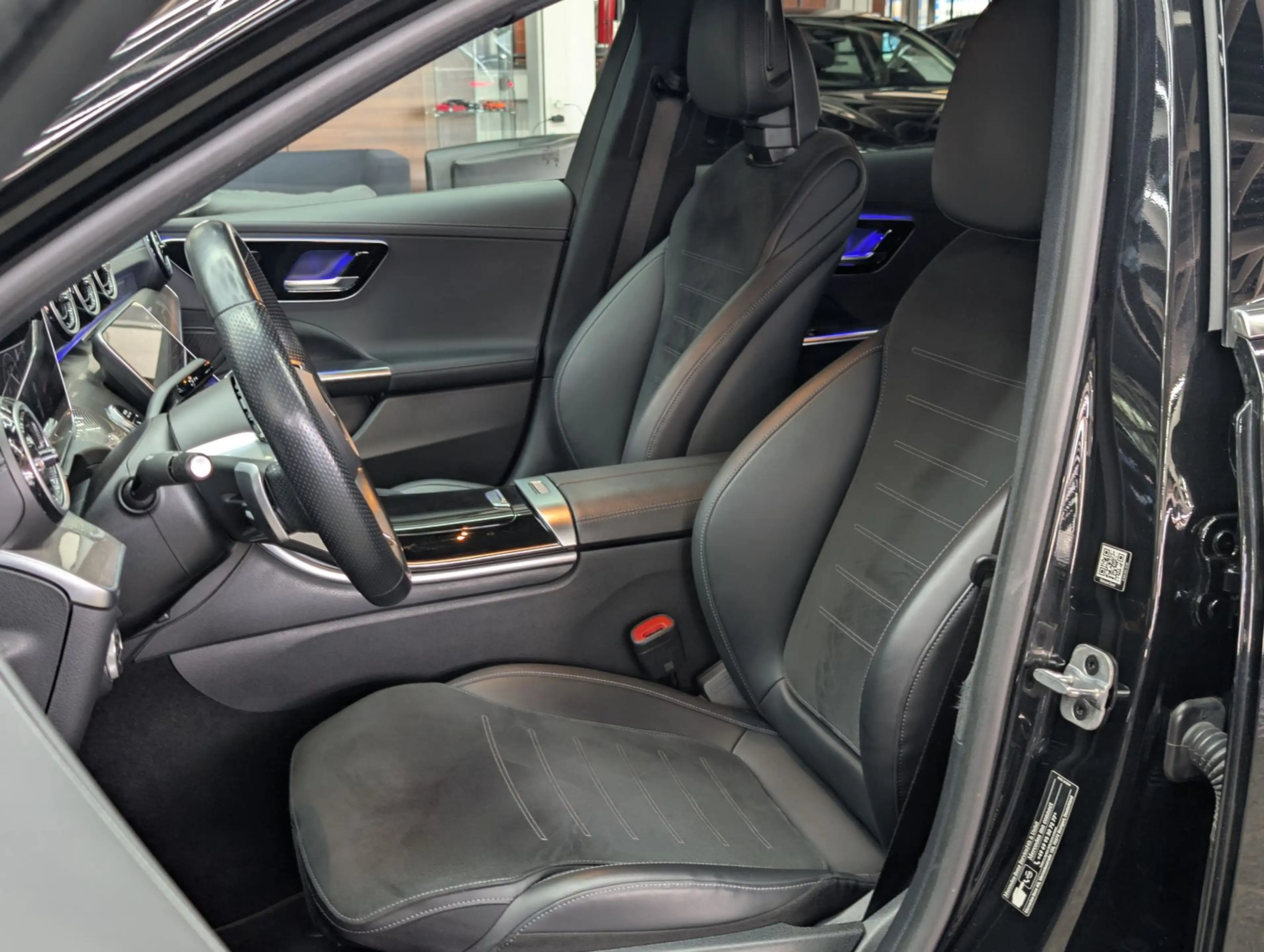 Mercedes-Benz C 220 d T AMG ALCANTARA KAMERA VIRT LED AMBI AHK — photo 12