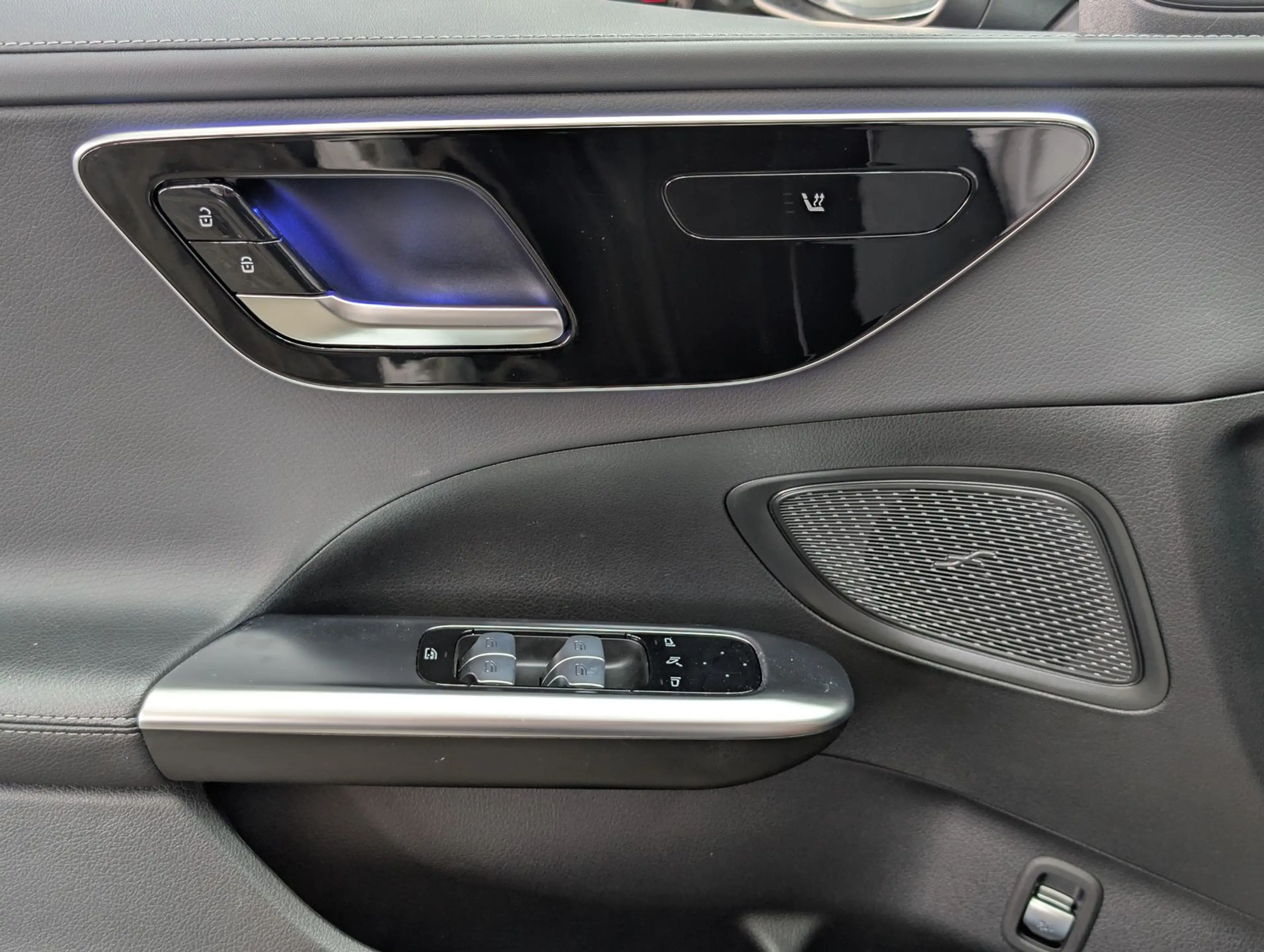 Mercedes-Benz C 220 d T AMG ALCANTARA KAMERA VIRT LED AMBI AHK — photo 11