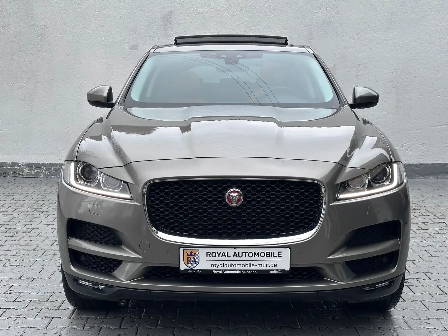 Jaguar F-Pace 25d AWD Pure*Pano*Kamera*Navi*Leder Grau - 2