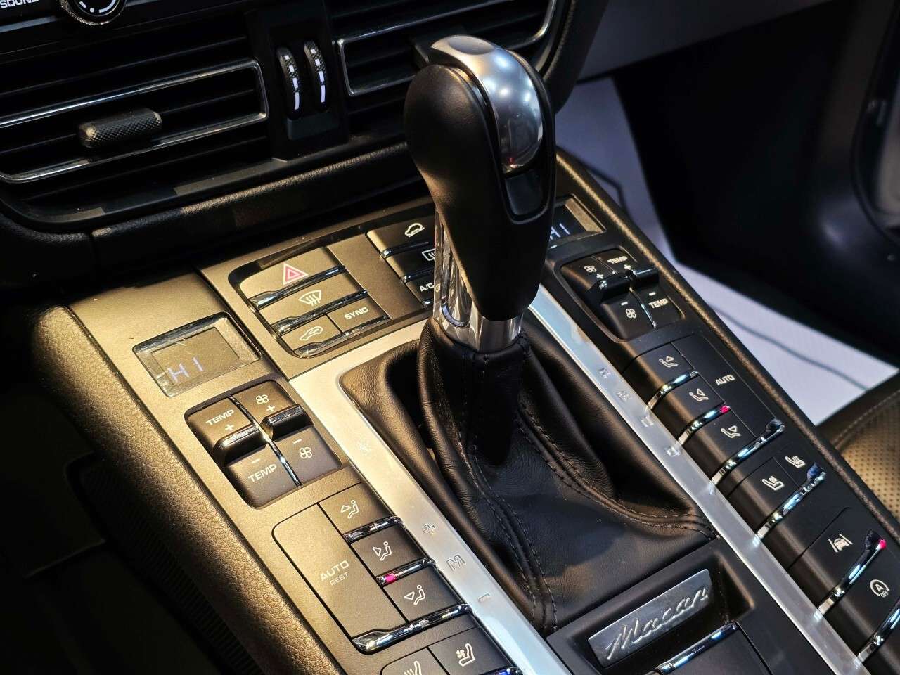 2019 Porsche Macan OneOwner/Chrono/Pano/Certified/Finance thumb 35