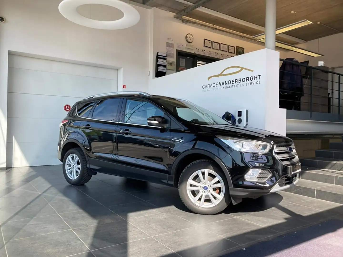 Ford Kuga TITANIUM BENZINE 150PK SLECHTS 62000KM Zwart - 1