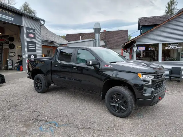 Chevrolet Silverado 1500 LT Trail Boss Crew Cab Short Box 4x4