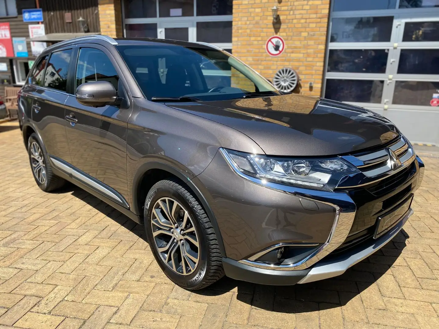 Mitsubishi Outlander 2.2 DI-D 4WD 100+ LED 360° AHK Tempom. Brun - 1
