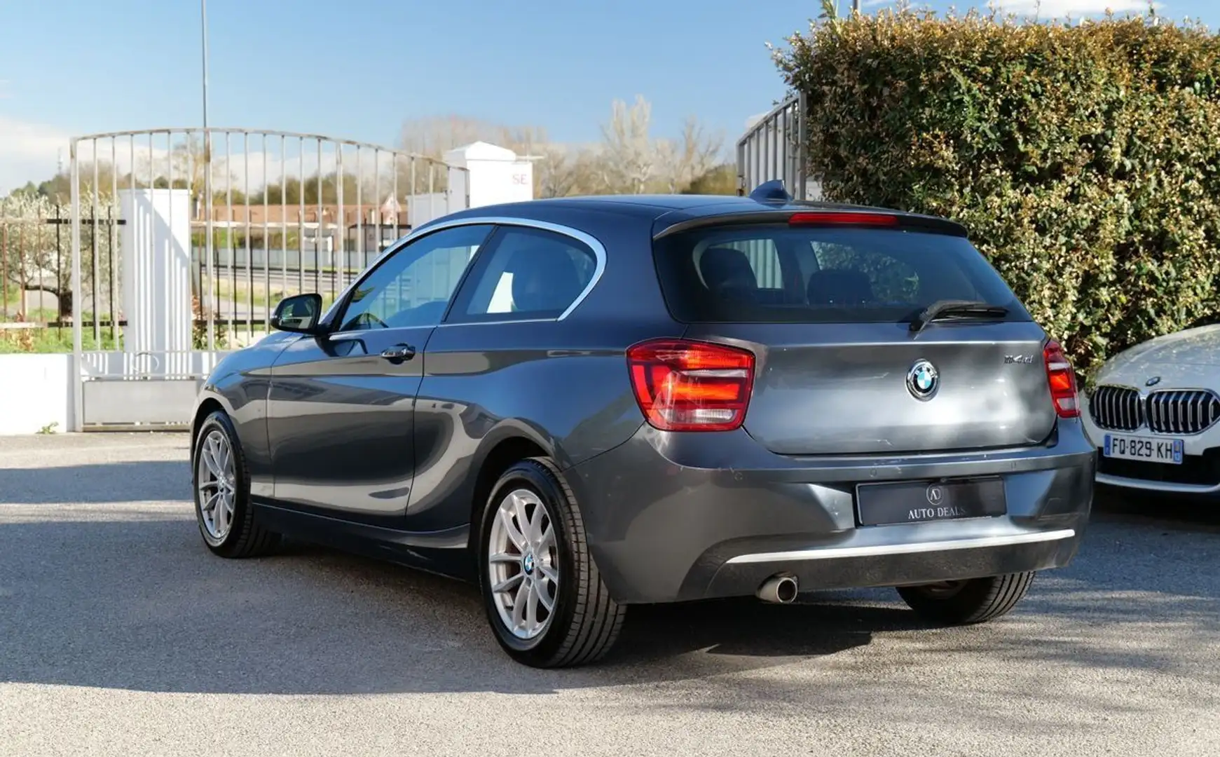 BMW 114 serie 114d lounge 3p Gris - 2