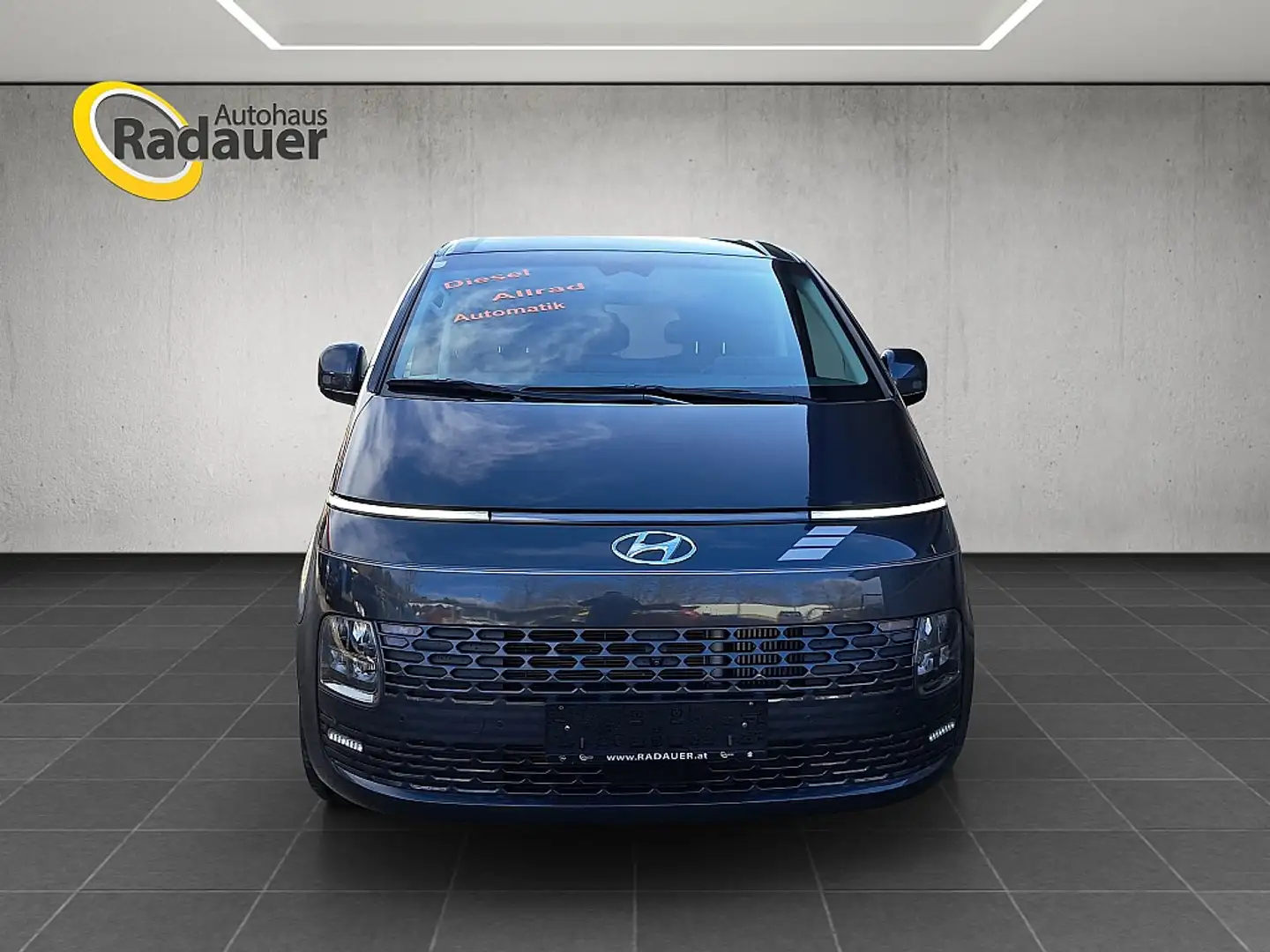 Hyundai STARIA Staria Bus 2,2 CRDi Trend Line 4WD DCT Aut. Gris - 1