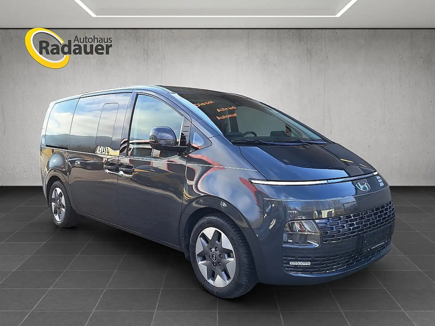Hyundai STARIA Staria Bus 2,2 CRDi Trend Line 4WD DCT Aut. Gris - 2