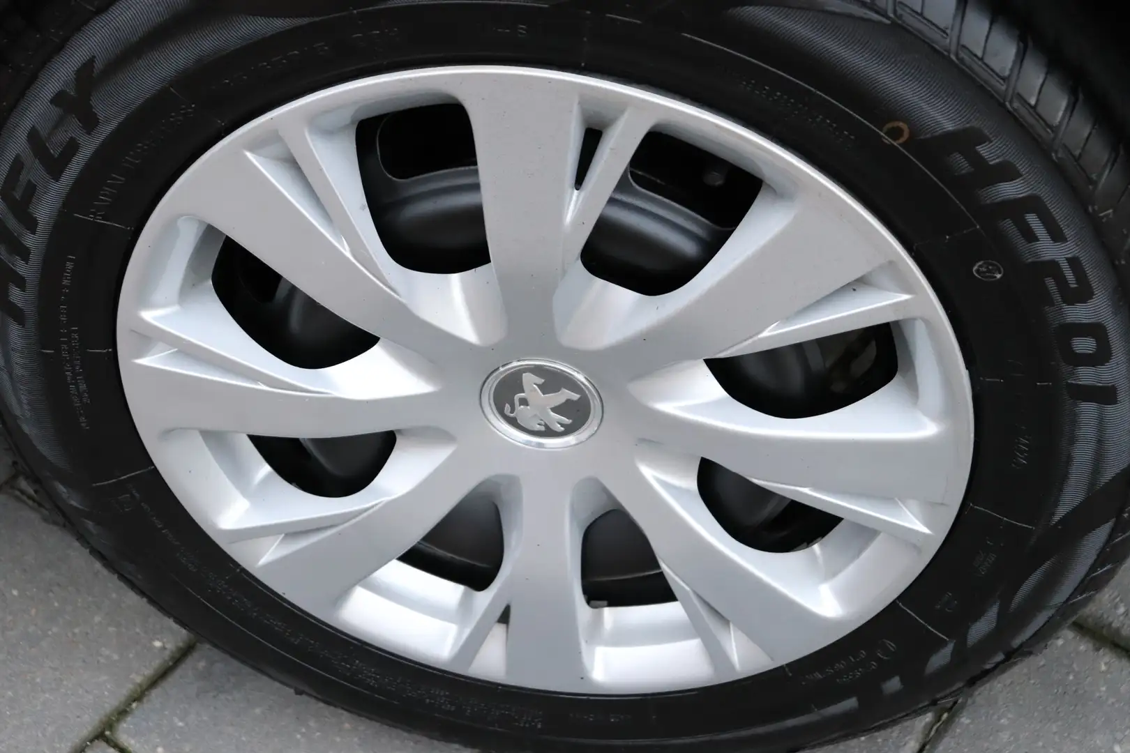 Peugeot 208 1.2 PureTech Active Automaat. Trekhaak, lage km st Gris - 2