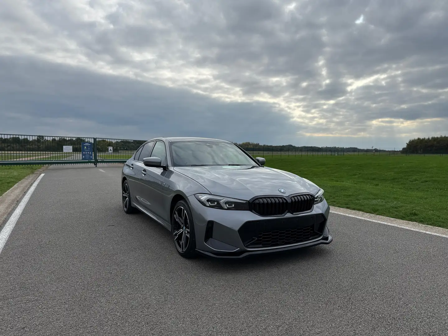 BMW 330 330e xDrive Aut. M Sport Gris - 1