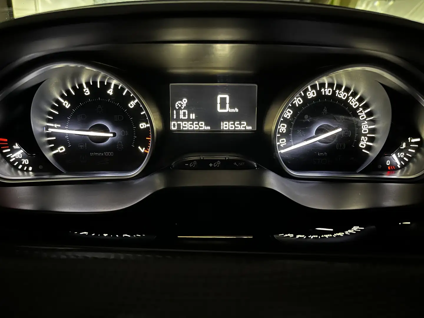 Peugeot 208 1.2 PureTech S&S Signature 82 - 1