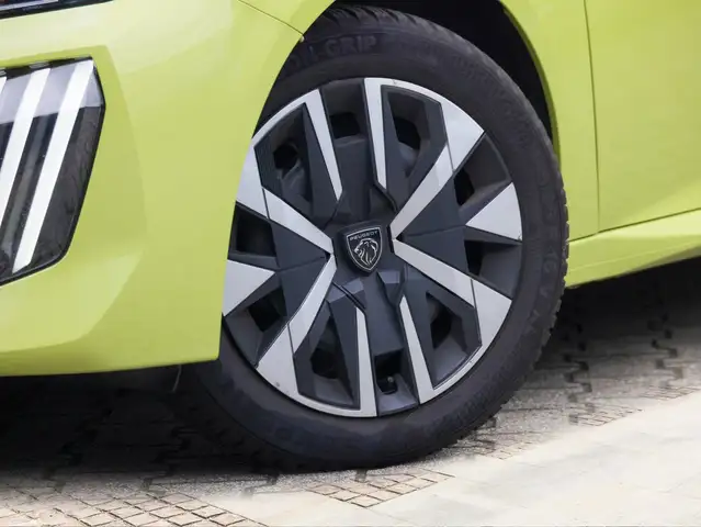 Peugeot 208 view 6