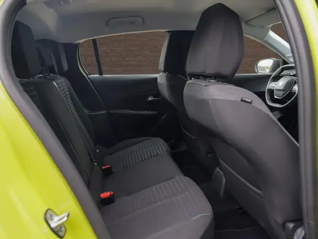 Peugeot 208 view 11