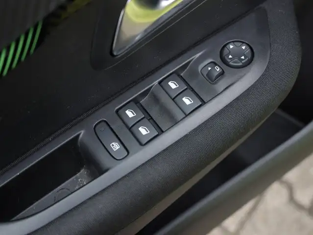 Peugeot 208 view 9