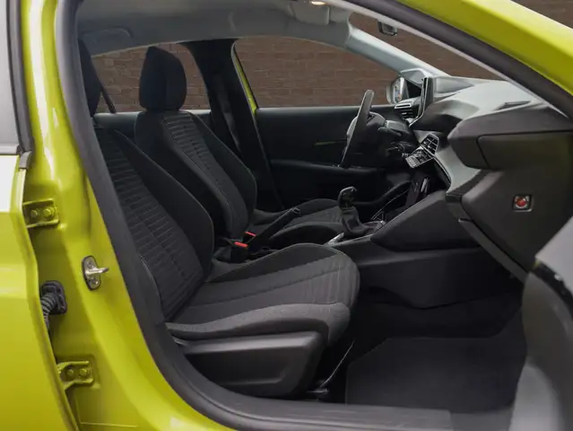 Peugeot 208 view 10
