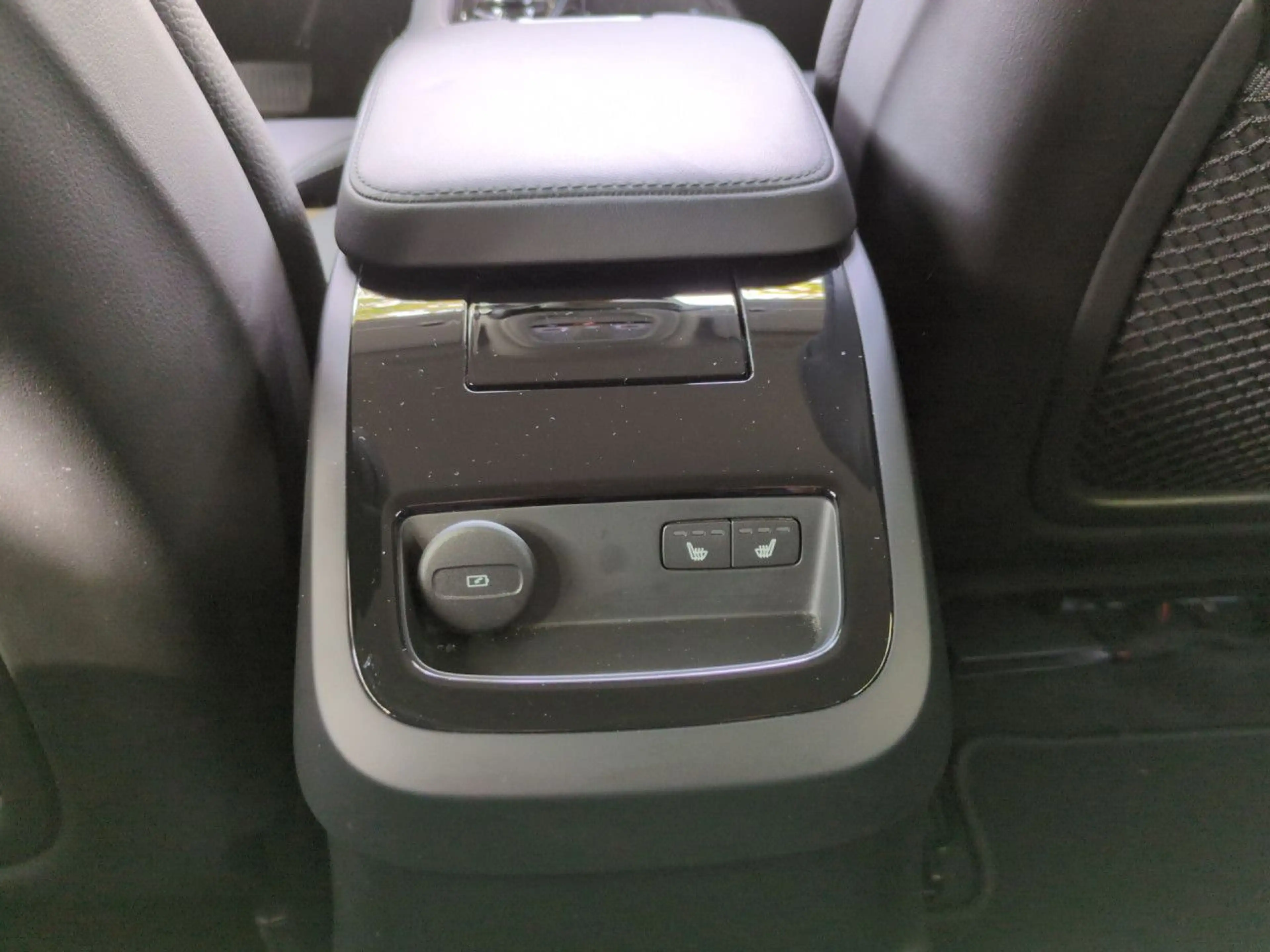 Volvo V60 Plus Dark Recharge Plug-In Hybrid AWD Navi LED — photo 22