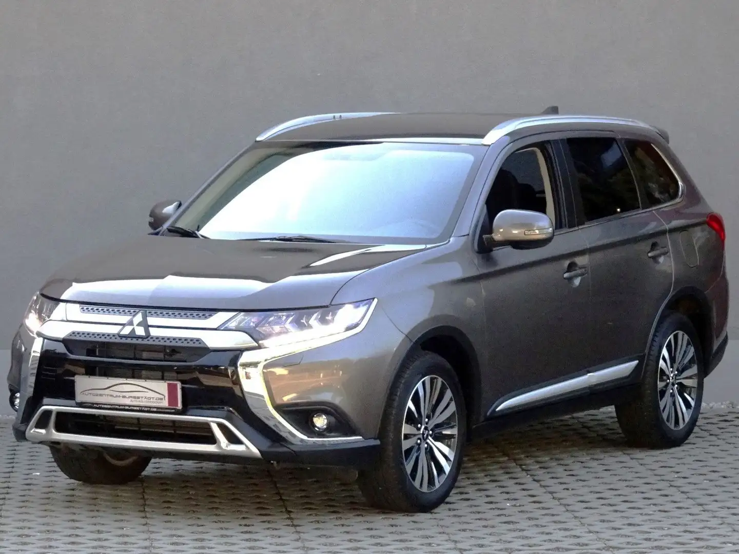 Mitsubishi Outlander 2,0 4WD Automatik/LED/Sitz+LR HZG/18" Brun - 1