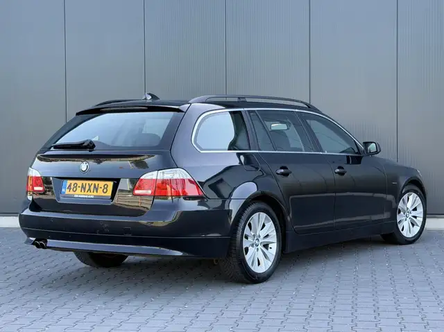 BMW 5 Series view 4