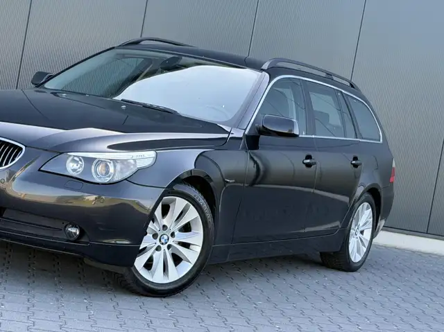 BMW 5 Series view 6
