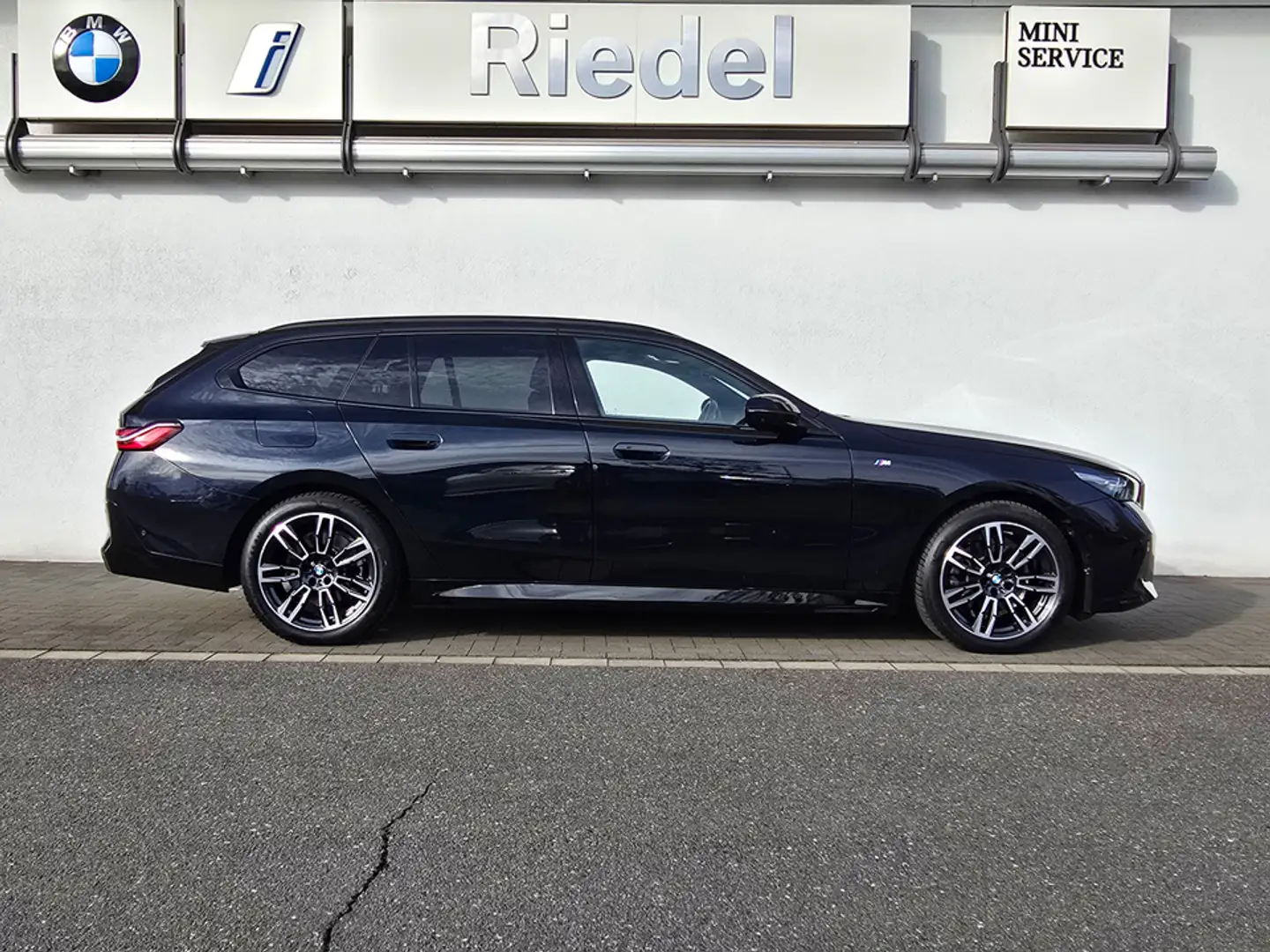 BMW 520 d Touring M Sportpaket Standhzg AHK DAPro h/k Schwarz - 2