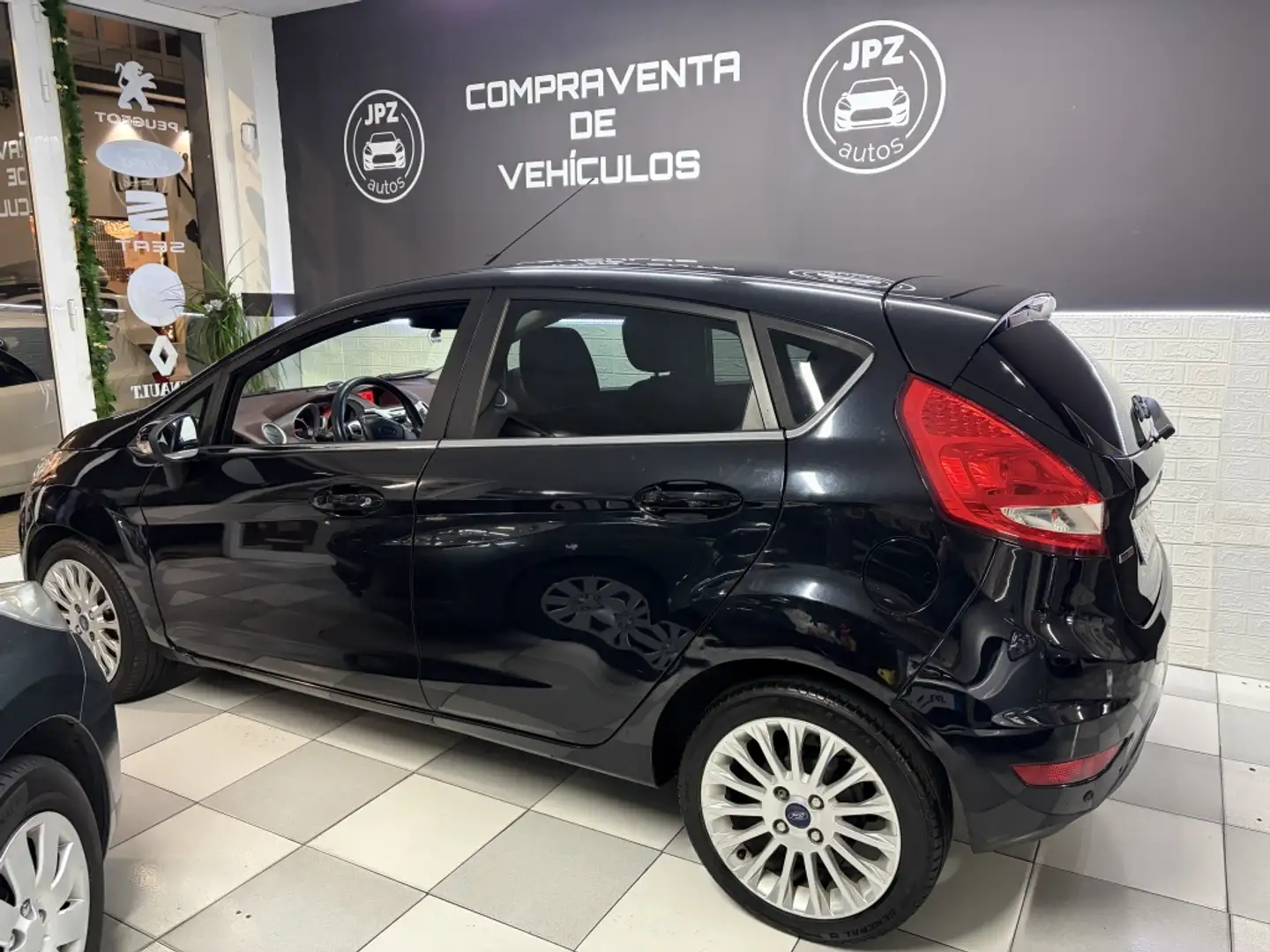 Ford Fiesta 1.6 TDCi Titanium Zwart - 2