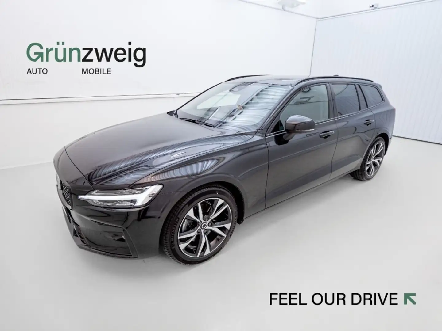 Volvo V60 Plus, B4 Mild Hybrid, Benzin, Dark Schwarz - 1