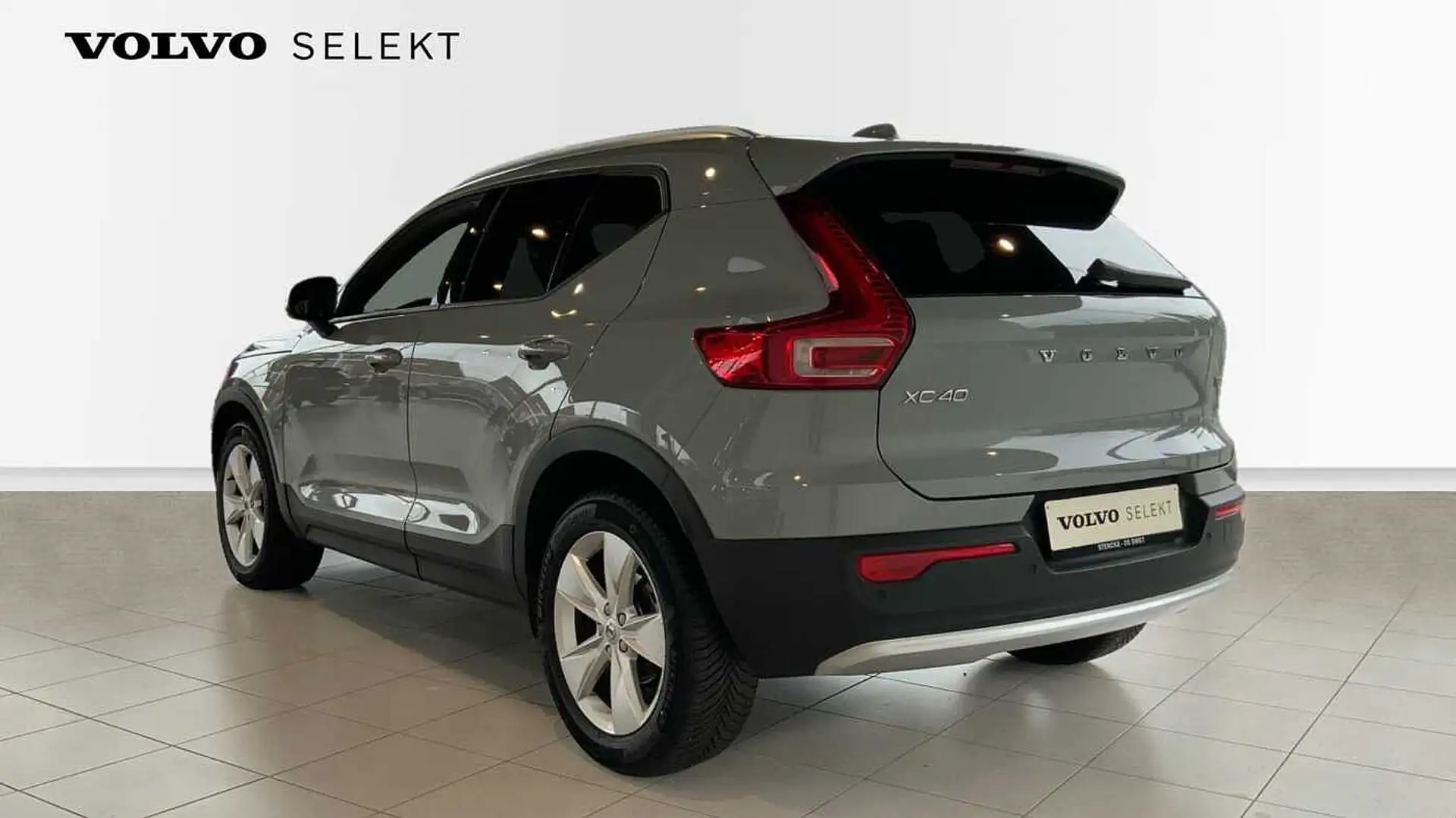Volvo XC40 Core, T2 Automaat Micro hybrid, Benzine + Navi + P Grijs - 2