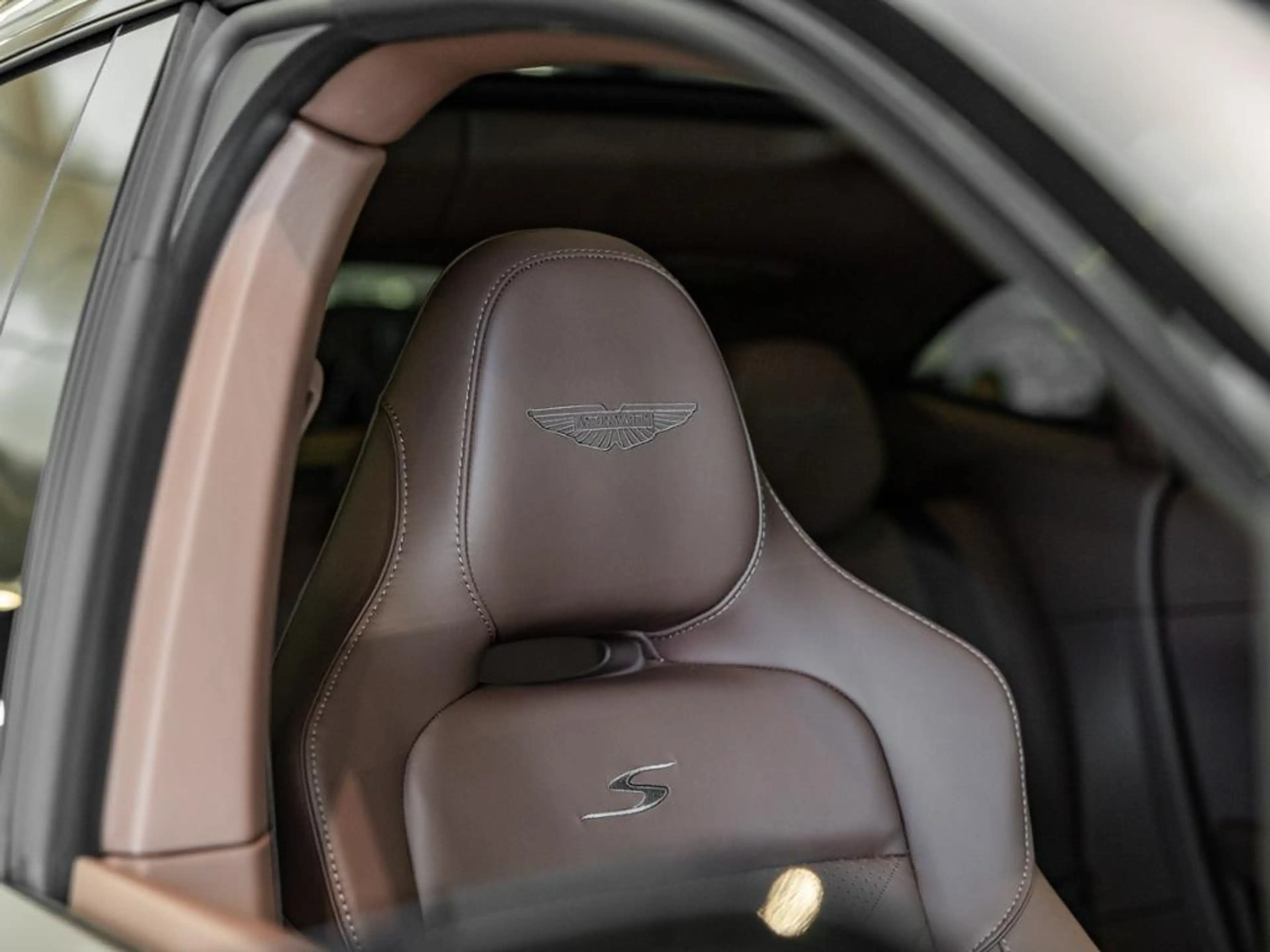 Aston Martin DBX S Aston Martin Hamburg — photo 6