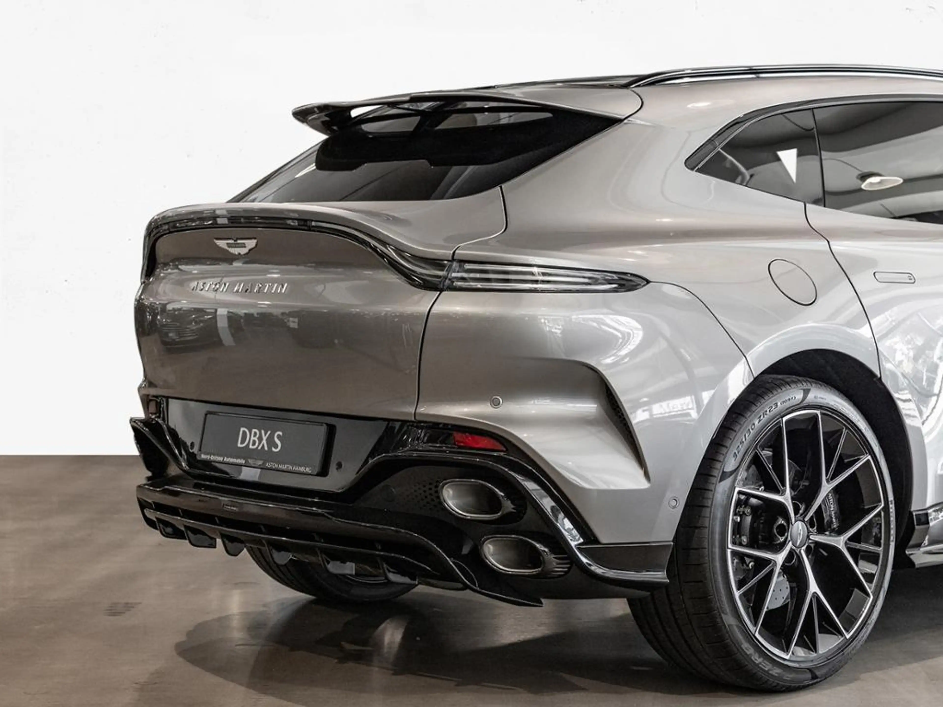 Aston Martin DBX S Aston Martin Hamburg — photo 9