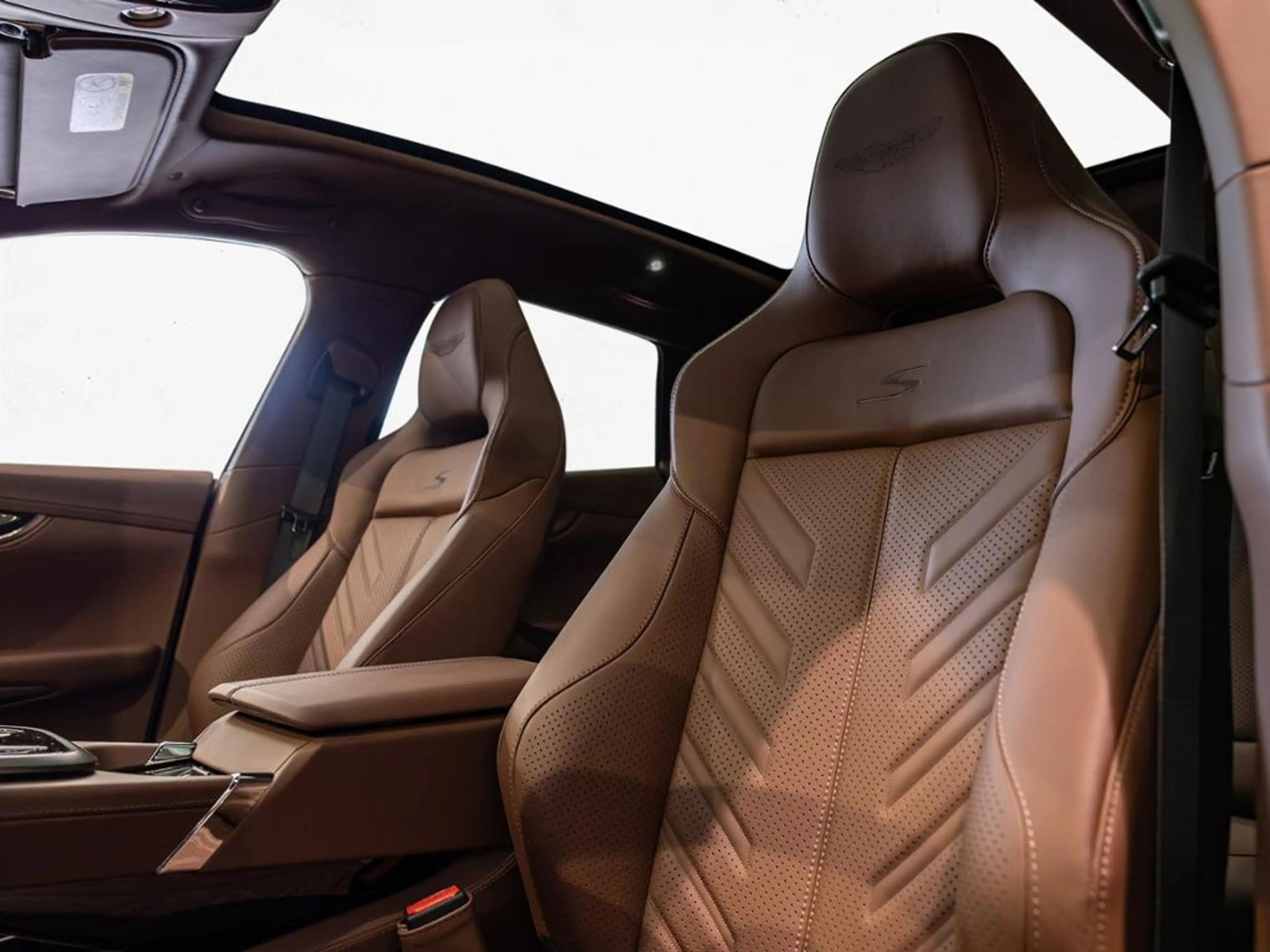 Aston Martin DBX S Aston Martin Hamburg — photo 13