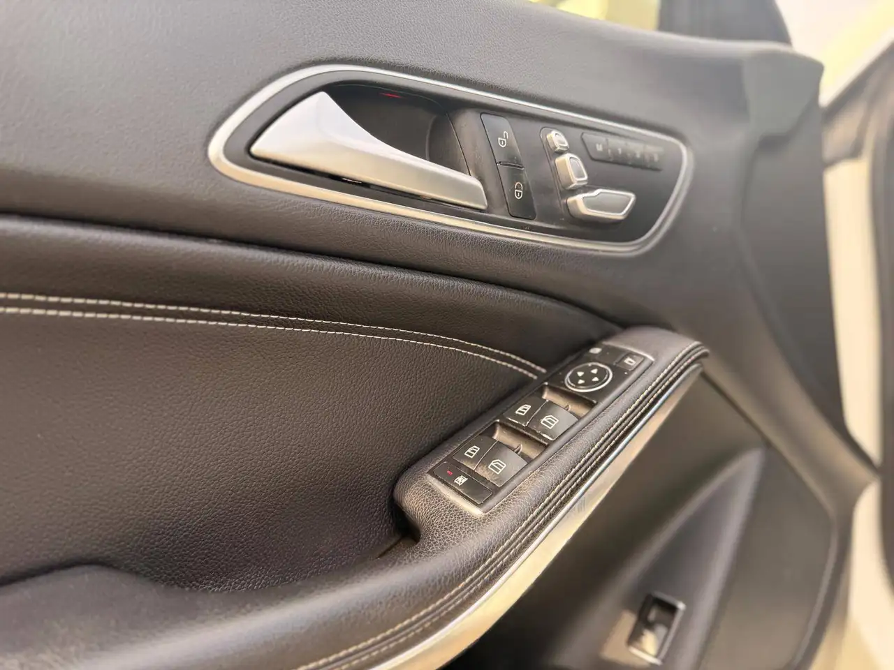 Mercedes-Benz CLA снимка Mercedes-Benz CLA