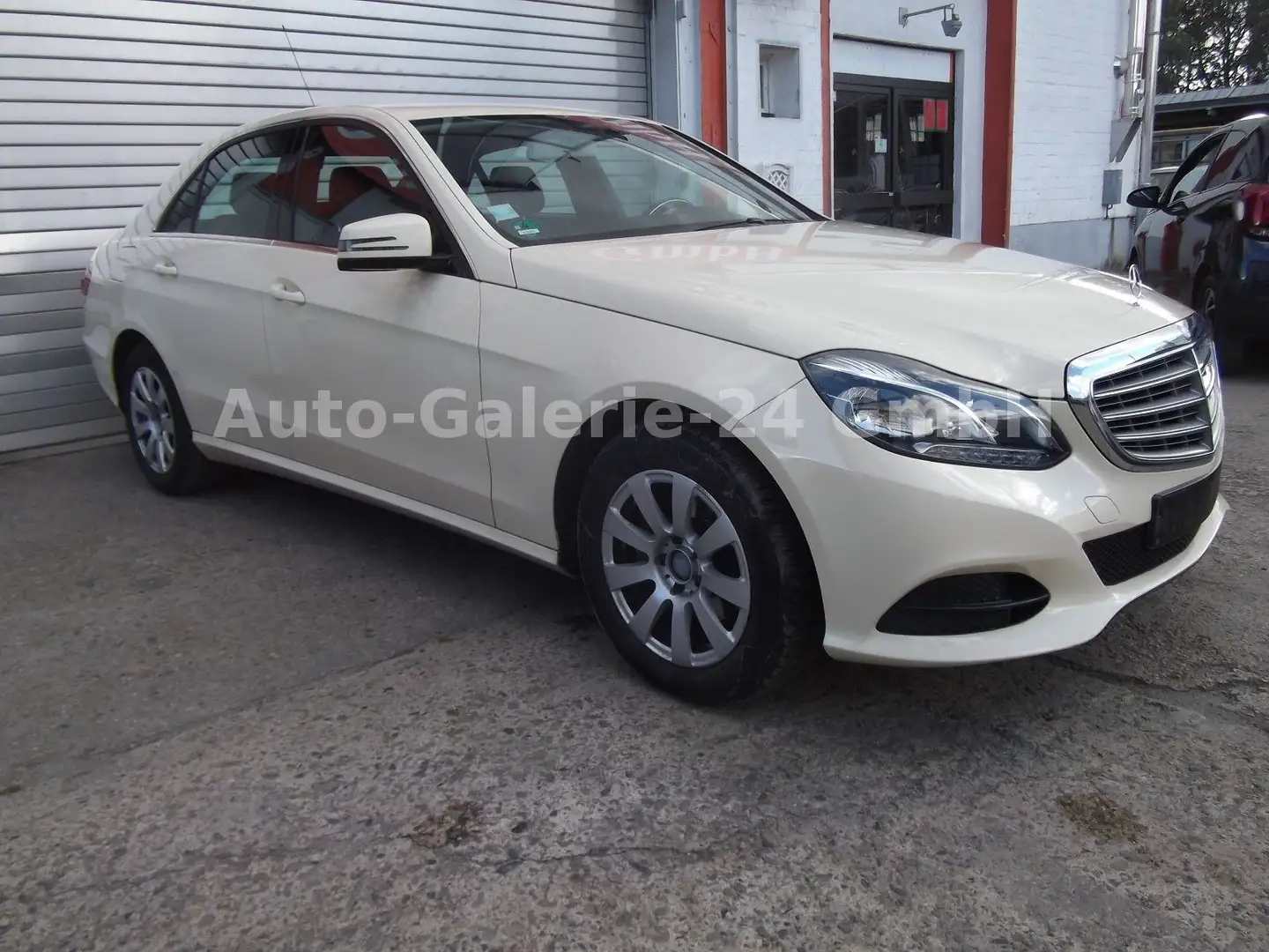 Mercedes-Benz E 200 Lim. BlueTec Automatik, Navi, Leder Beige - 2