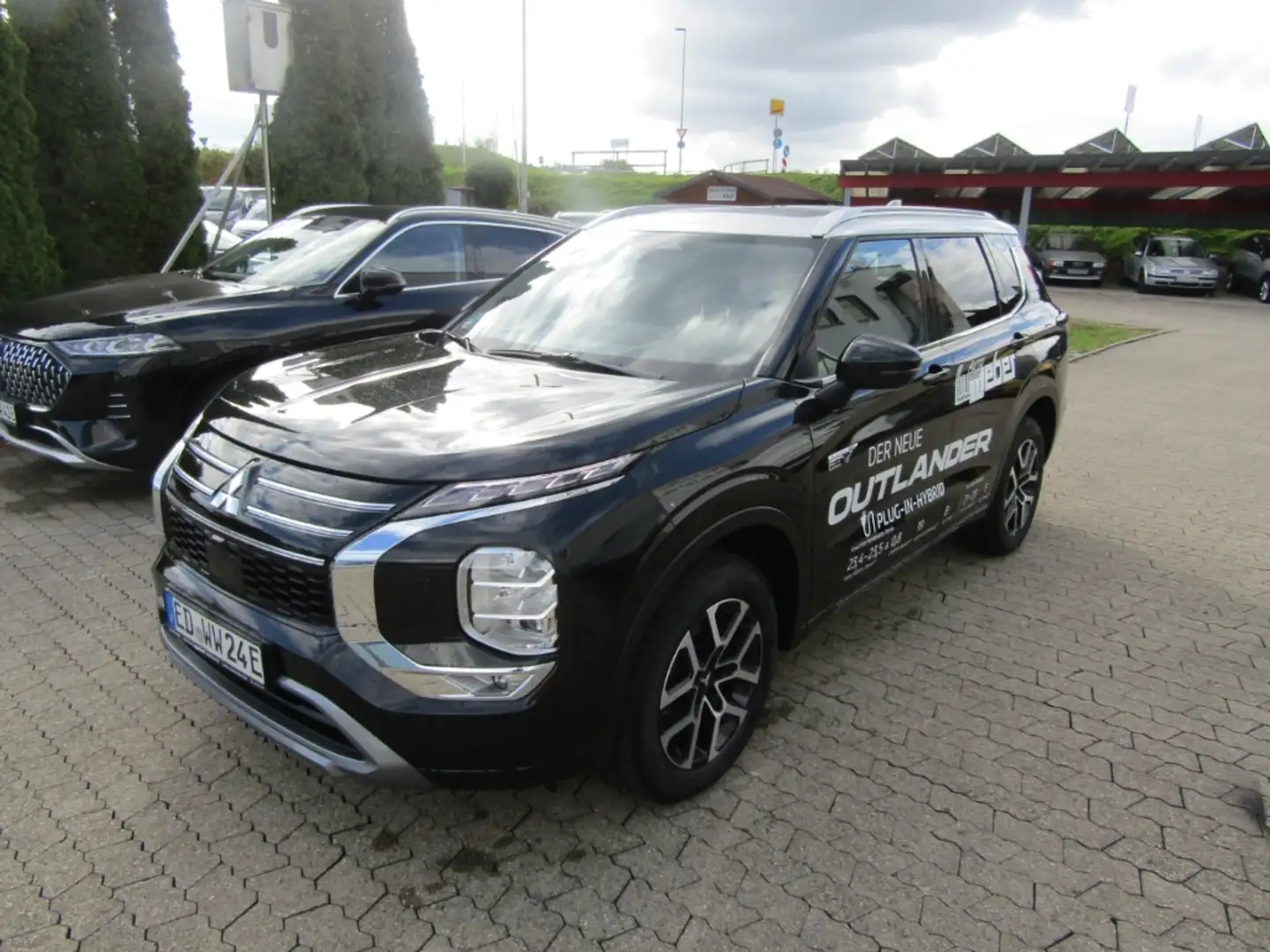 Mitsubishi Outlander 2.4 Top MJ 25 4WD NAVI LED SHZ ACC RFK FSE SD PDC Schwarz - 2