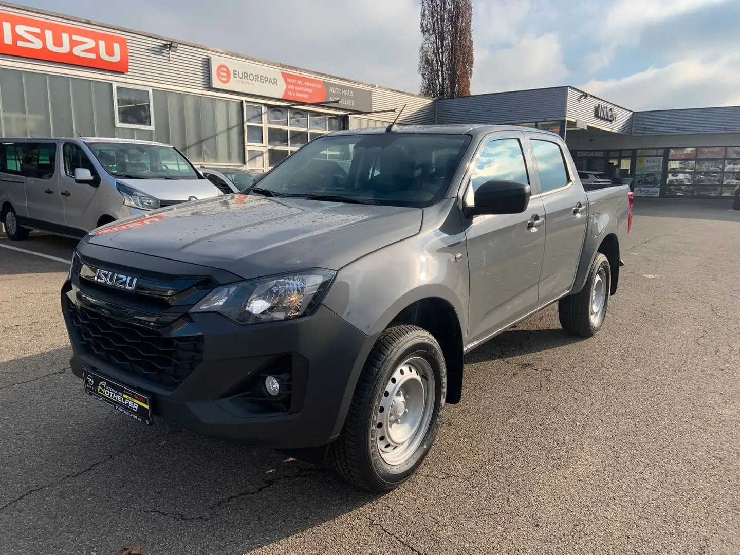 Isuzu D-Max Double Cab 4WD L + Beschichtung und AHK Grijs - 2