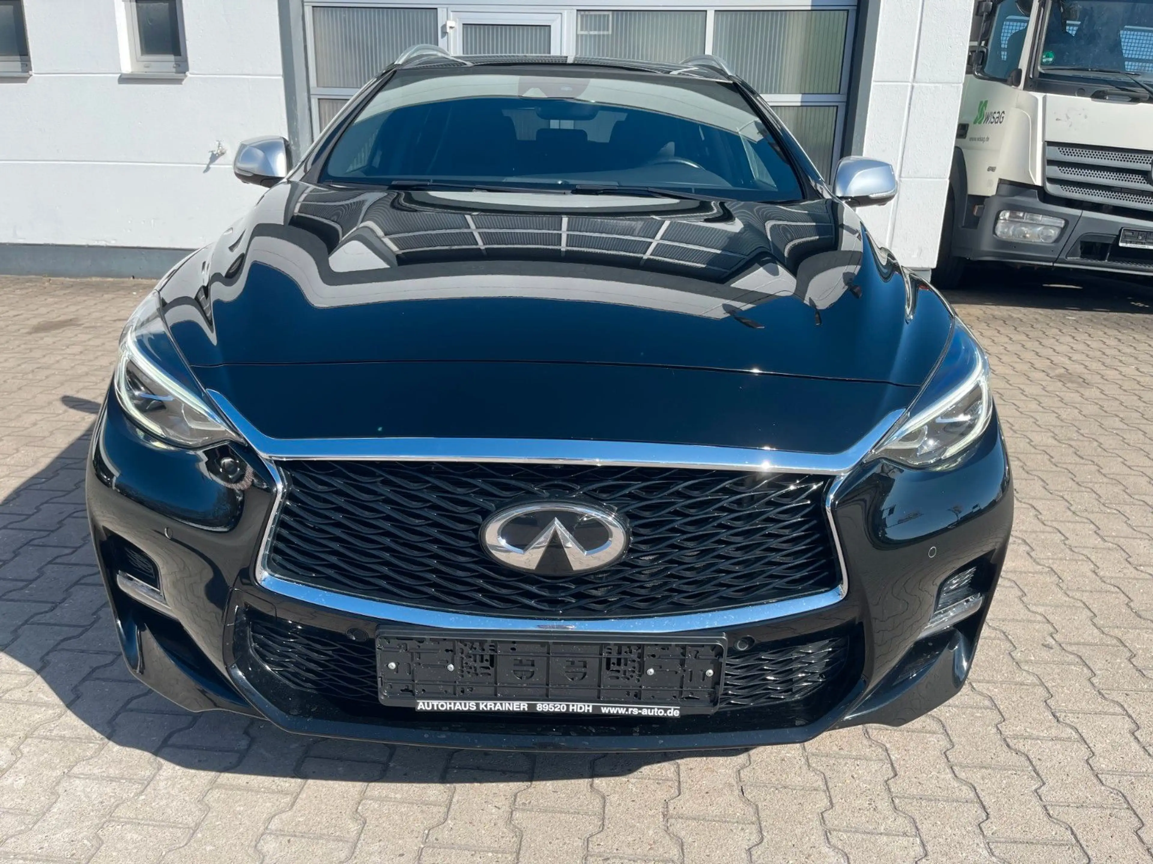 Infiniti Q30 2.0T AWD Sport/AHK/LED/360°/NAVI/SHZ/BOSE — photo 4