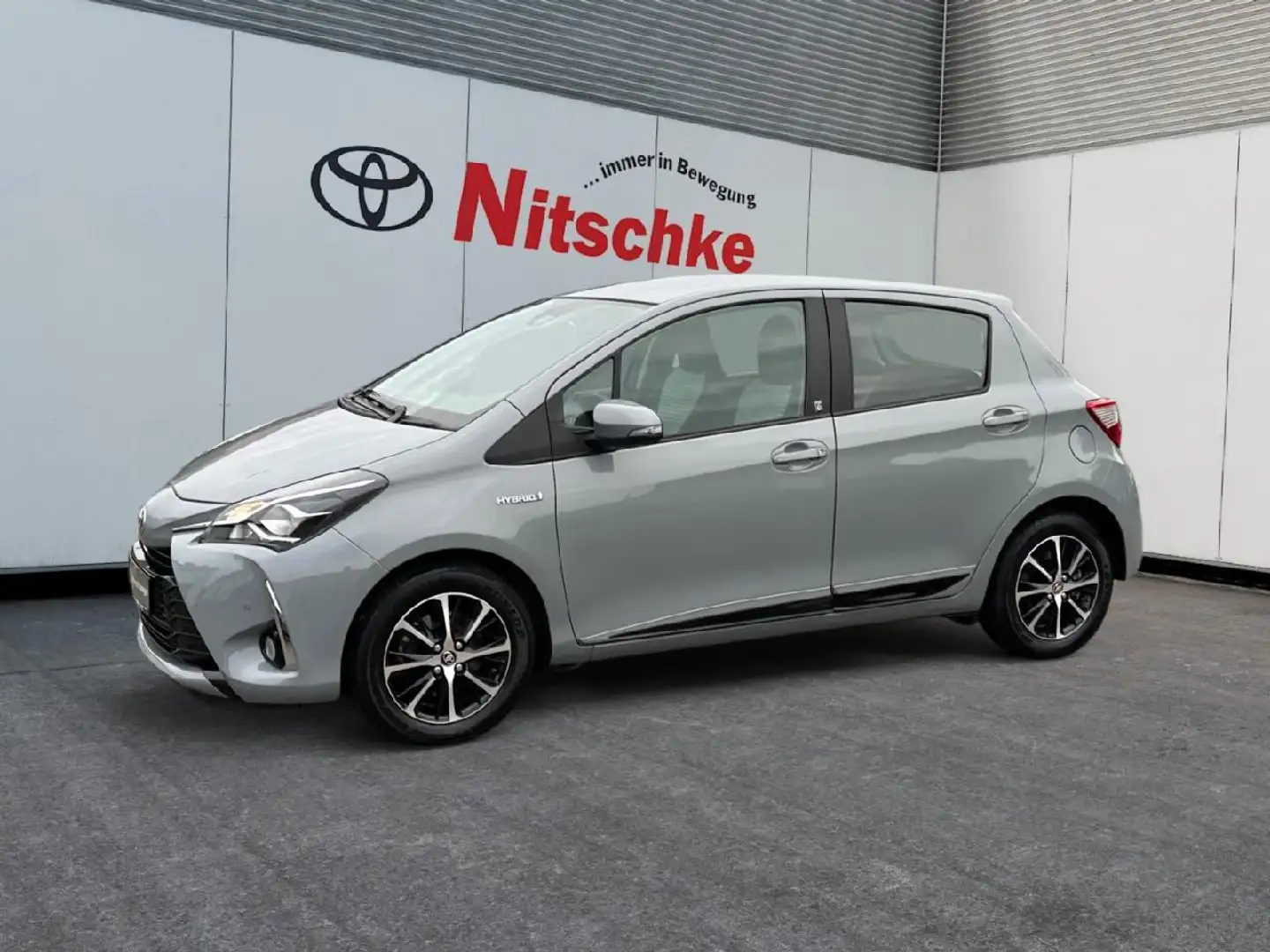 Toyota Yaris 1.5 Hybrid Team D, Plus-Paket Gris - 1