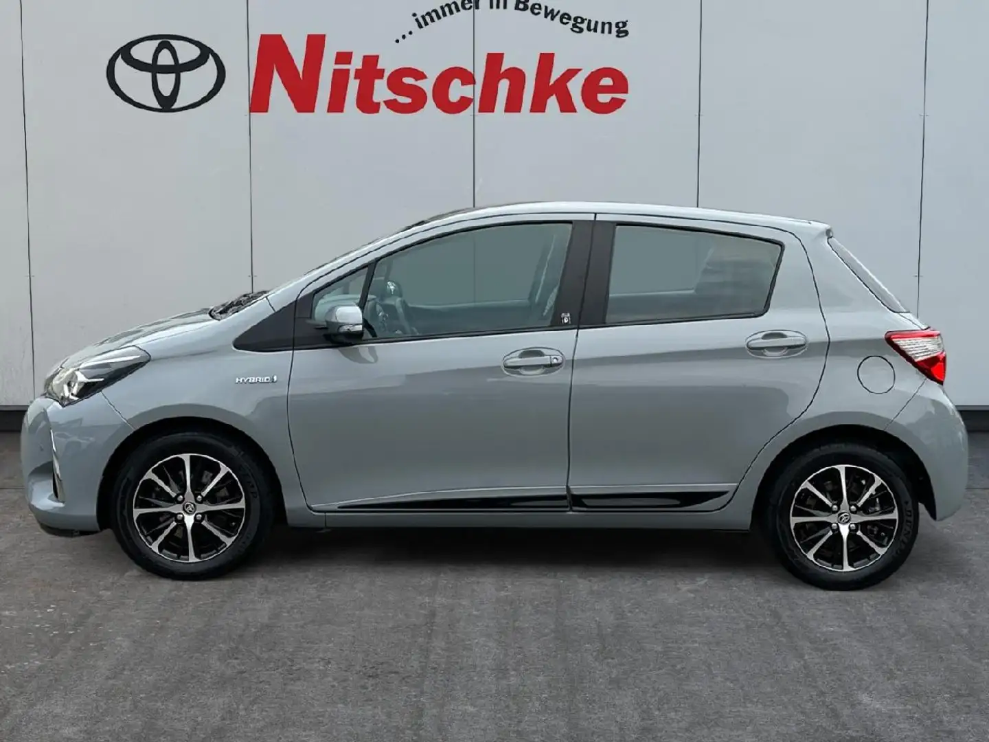 Toyota Yaris 1.5 Hybrid Team D, Plus-Paket Gris - 2