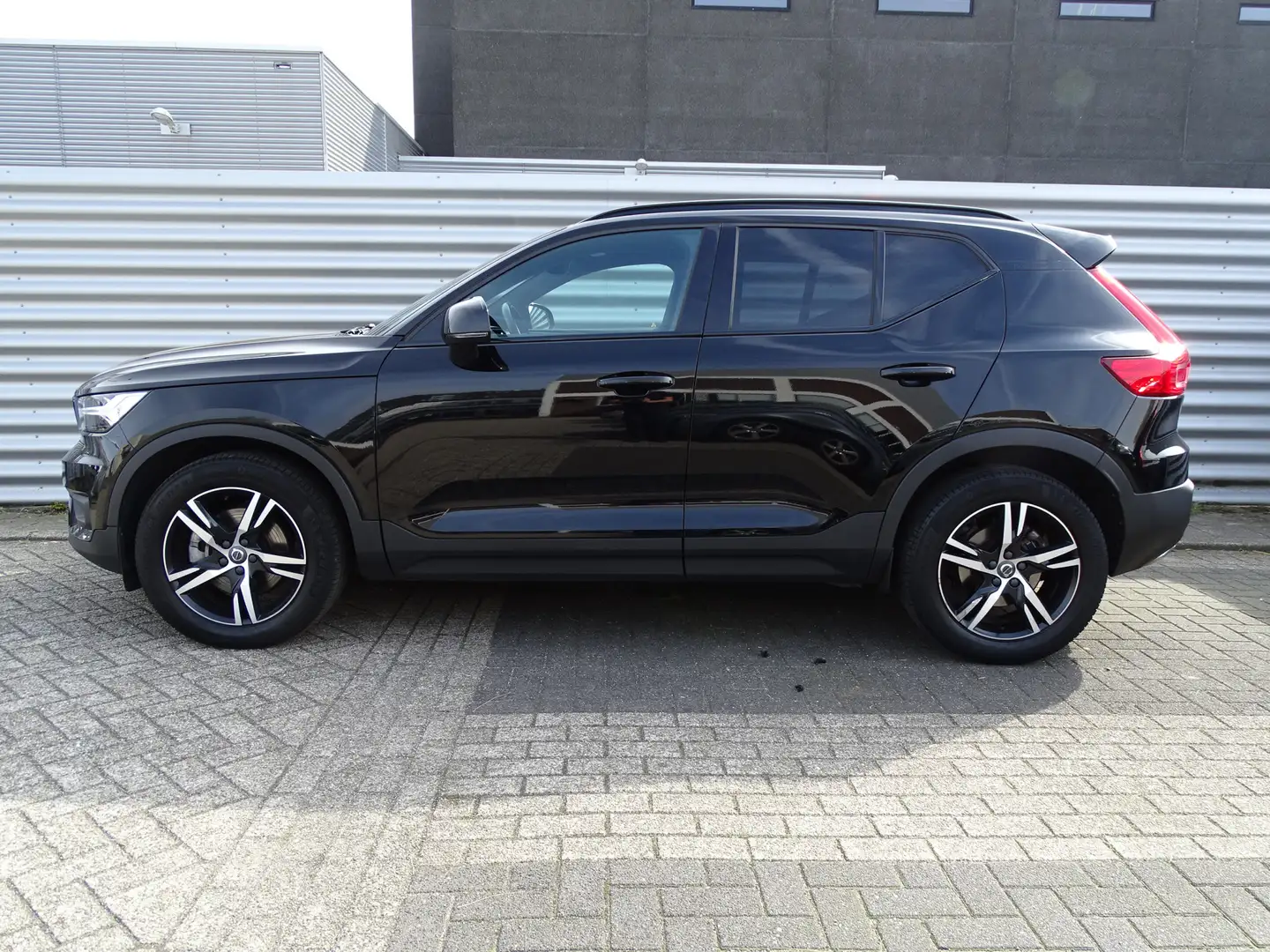 Volvo XC40 2.0 T4 Inscription | 190PK | ACC | Panoramadak | H Zwart - 2