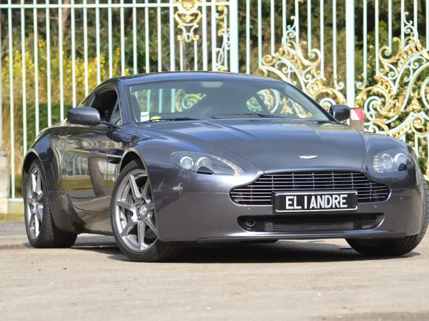 Aston Martin V8 Coupé 4.3 Šedá - 2