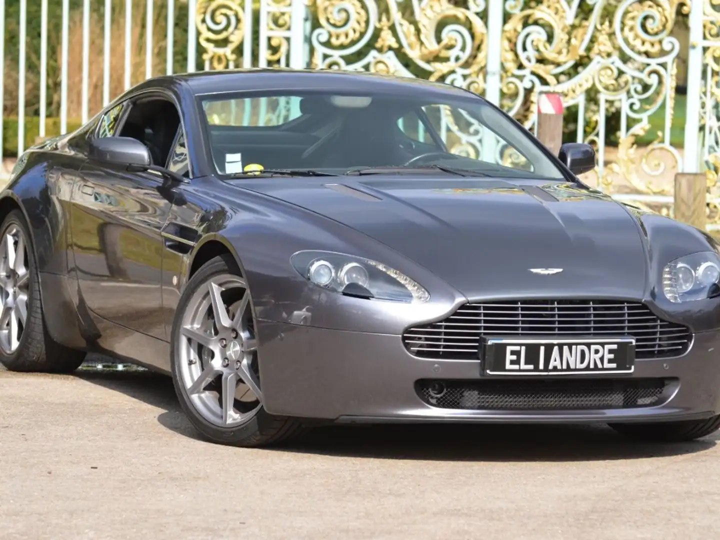 Aston Martin V8 Coupé 4.3 Šedá - 1