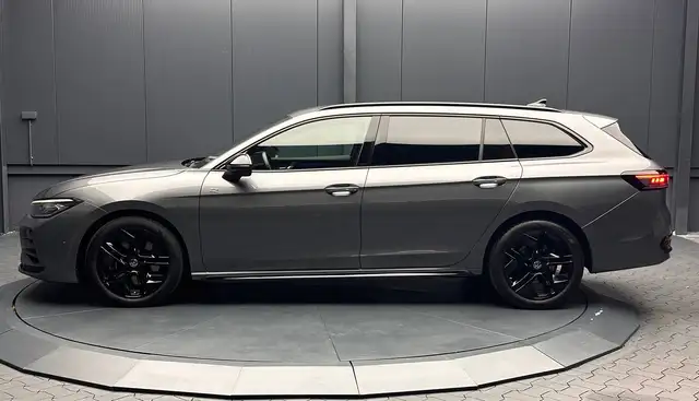 Volkswagen Passat view 2