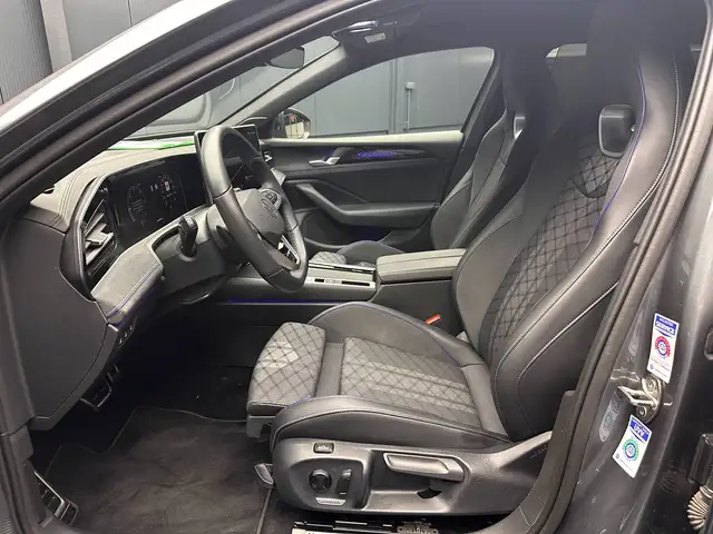 Volkswagen Passat view 14