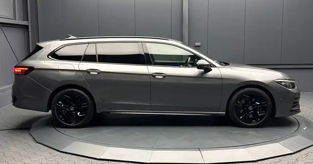 Volkswagen Passat view 6