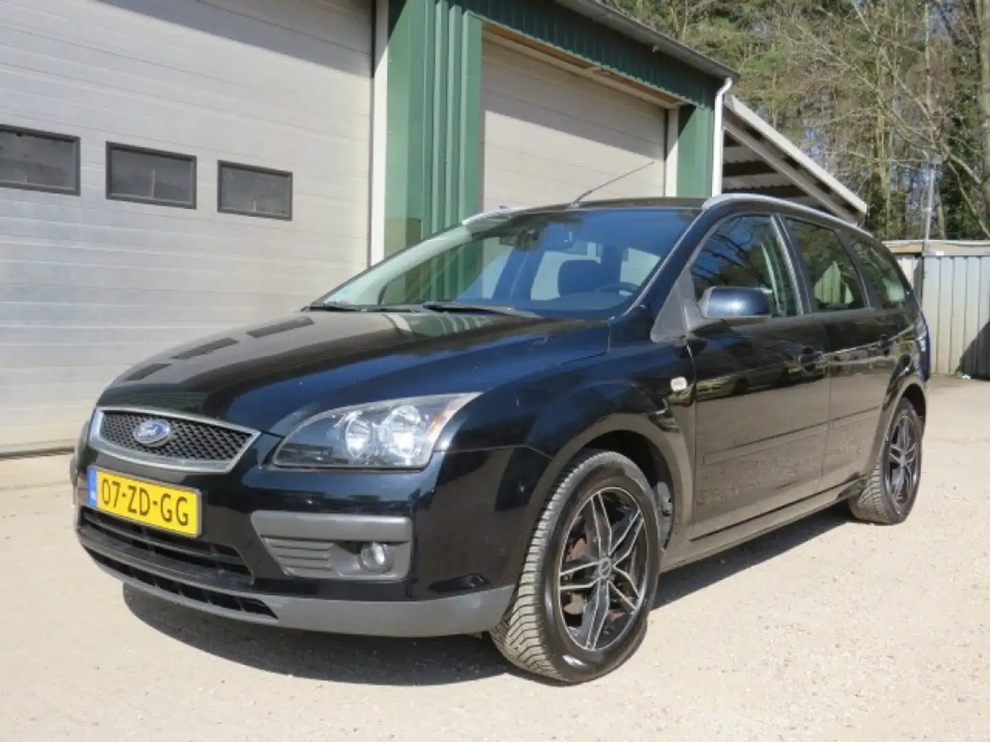 Ford Focus 1.8-16V Ambiente Flexifuel Zwart - 2