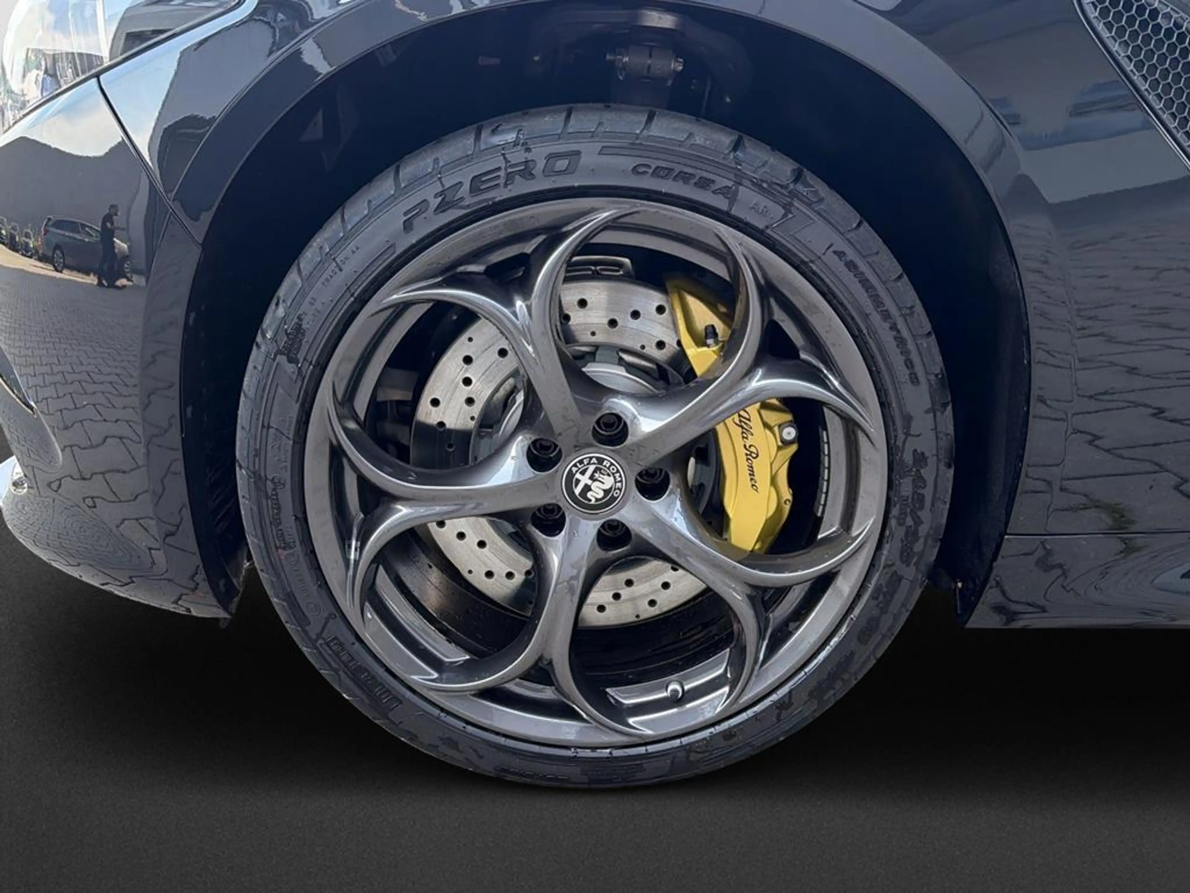 Alfa Romeo Giulia Quadrifoglio Oro Sondermodell Akrapovic — photo 10