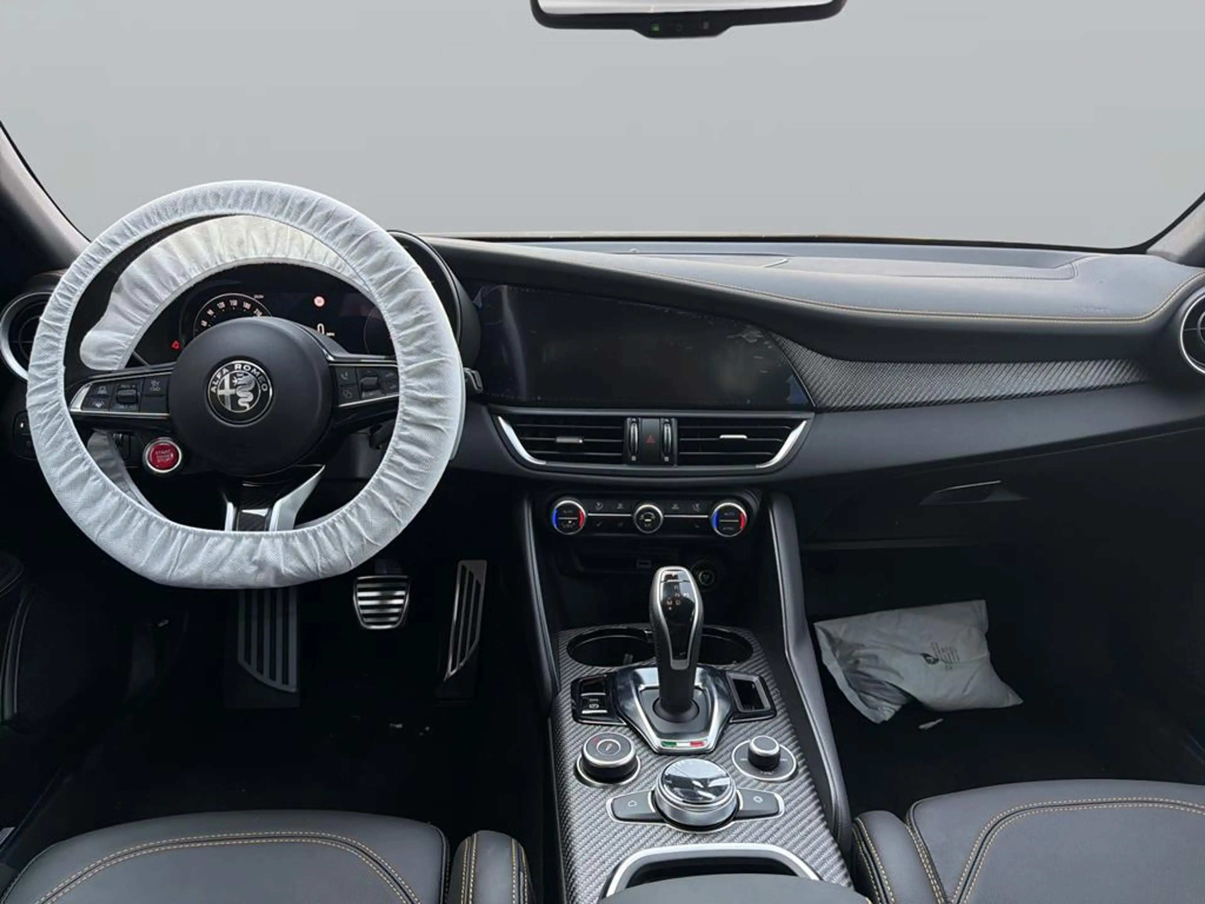 Alfa Romeo Giulia Quadrifoglio Oro Sondermodell Akrapovic — photo 12