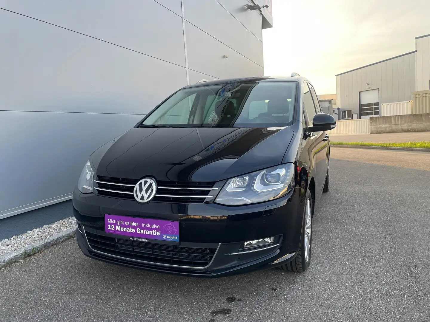 Volkswagen Sharan Business+ 1,4 TSI DSG**GARANTIE**AHK**NAVI**APP** Schwarz - 2