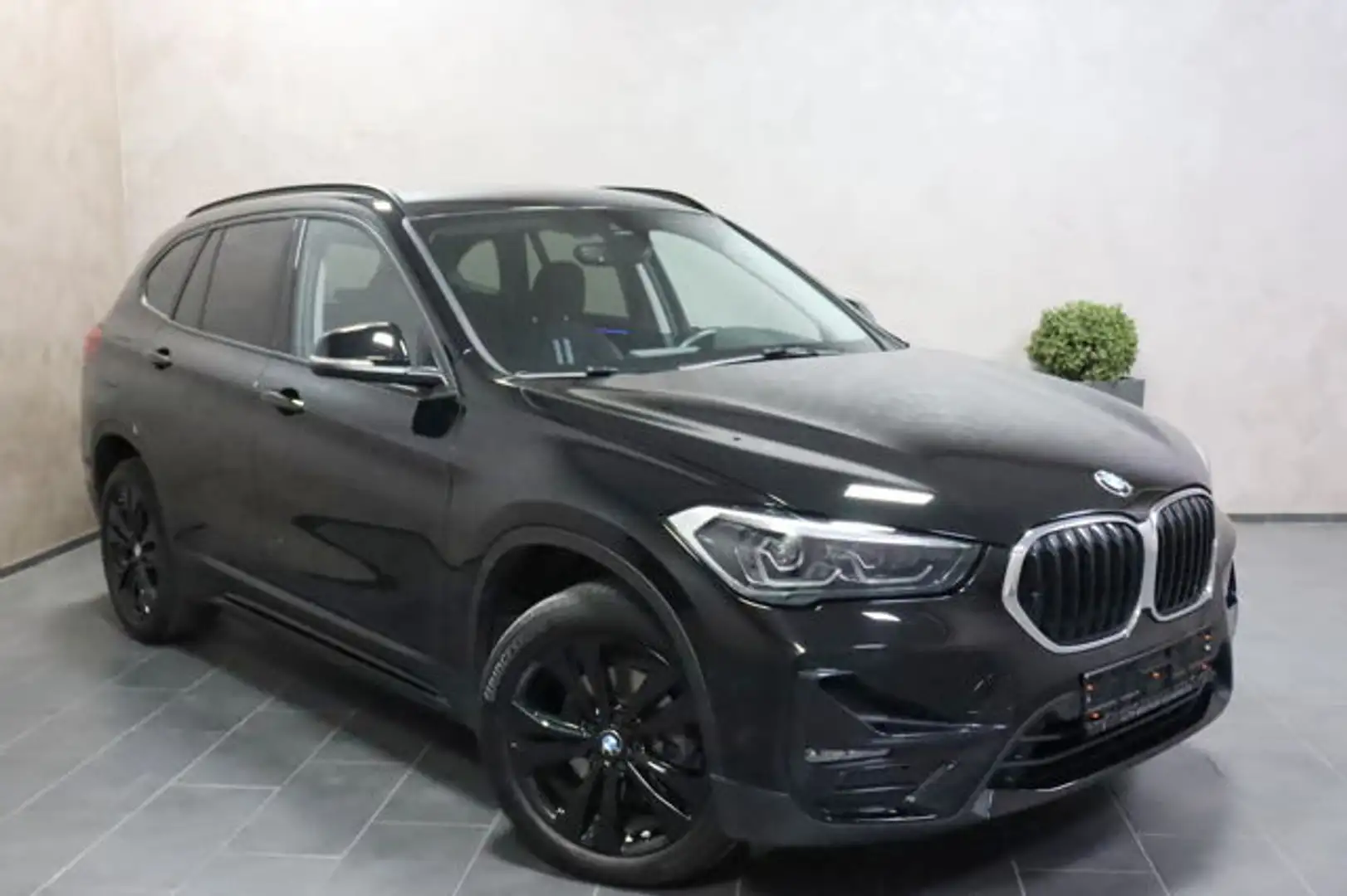 BMW X1 sDrive Sport Line Aut. AHK CAM LED LEDER NAVI Noir - 2