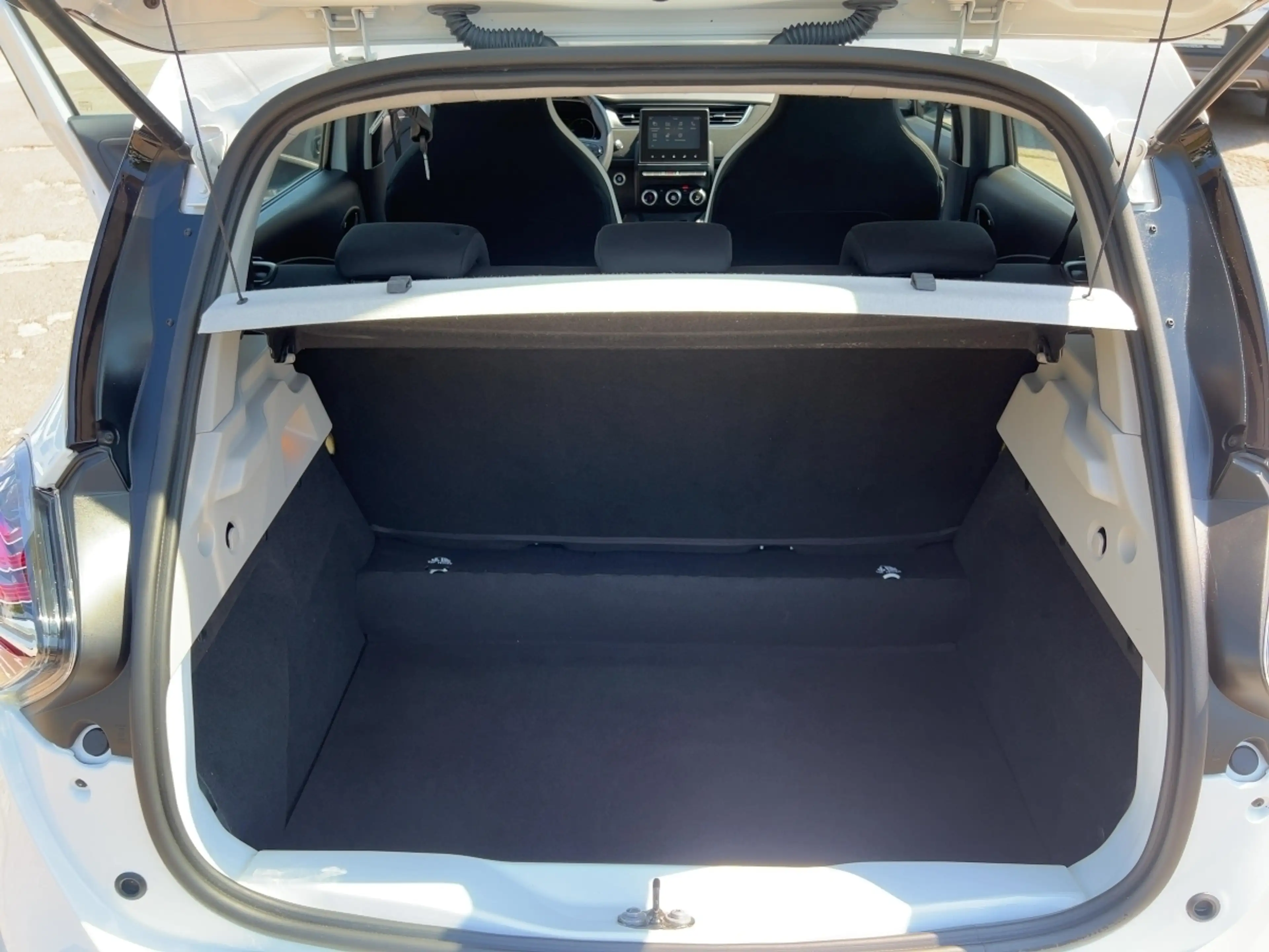 Renault ZOE R110/Z.E. 50 Life — photo 15